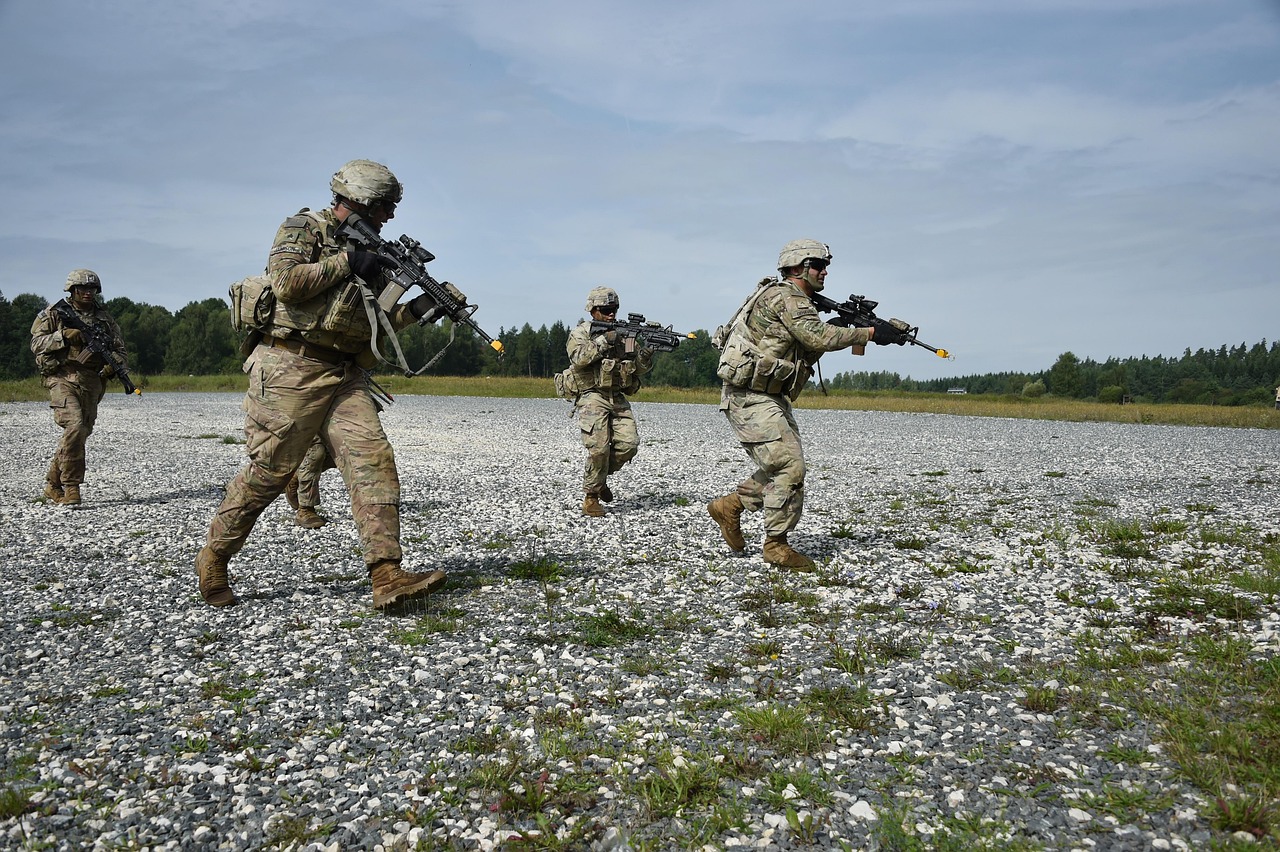 eine militärische übung oder maneuver, bei der truppenbewegungen zur strategieentwicklung und einsatzvorbereitung durchgeführt werden.