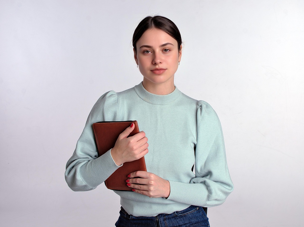Wie kombiniere ich Business-Look mit femininen Akzenten?
